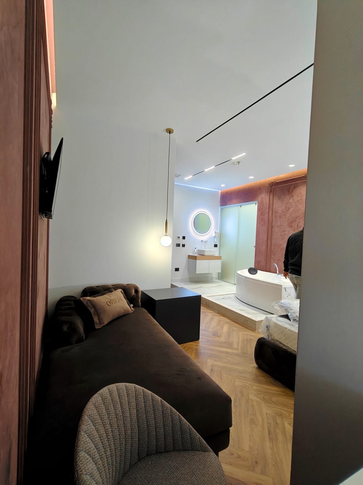 Suite — living con divano e vasca en-suite